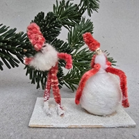 nisser-røde-piberensere-stort-hvidt-skæg-gammel-julepynt